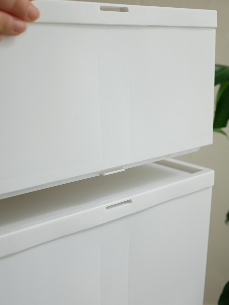 ライクイットのオールホワイトクローゼットシステム引き出しオープントレータイプ、木製キャビネットと引き出しが整然と並んでいる