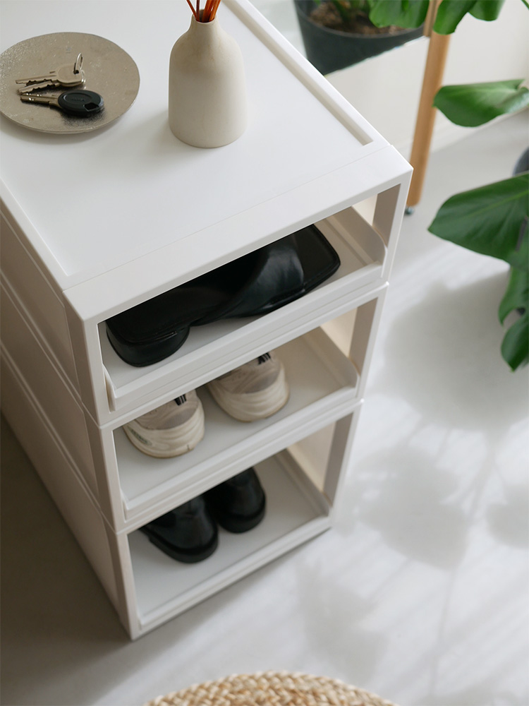 ライクイットのグレー仕上げクローゼットシステム引き出しオープントレータイプ。木製棚とキャビネットが配置されたナイトスタンド