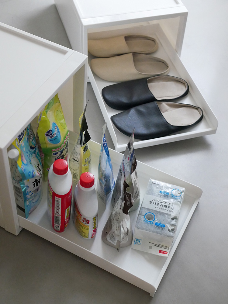 ライクイットのオープントレータイプ引き出し付きクローゼットシステム、白色のプラスチック製棚と収納ボックスが配置されたシェルフ