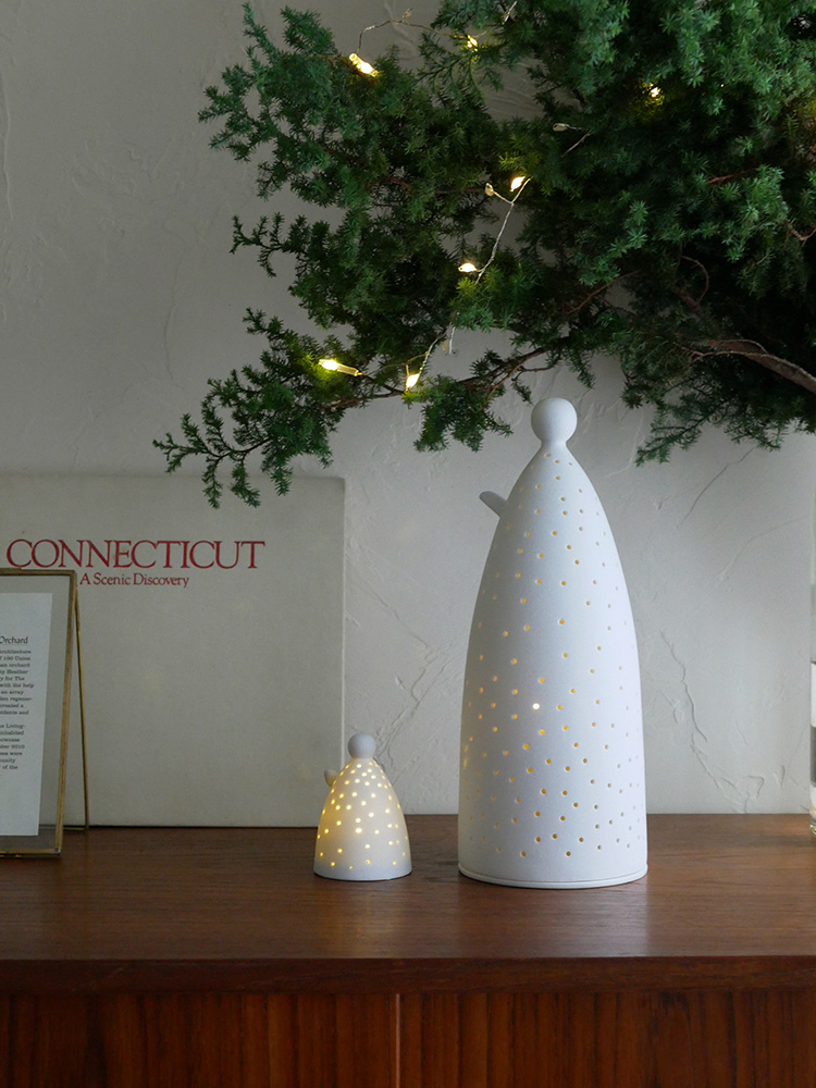 レダー製の磁器クリスマス装飾「Angel of light」、LEDライトとオーナメントが施された大型デコレーション