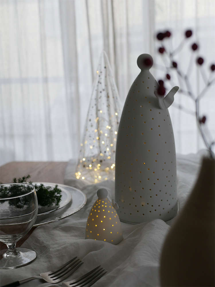 クリスマスツリーに飾られた【rader/レダー】Angel of light 磁器製オーナメント、LEDライト付き
