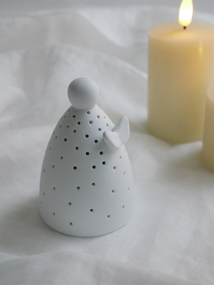 ポルカドット柄の磁器製ソルト＆ペッパーシェーカーとティーポットのセット