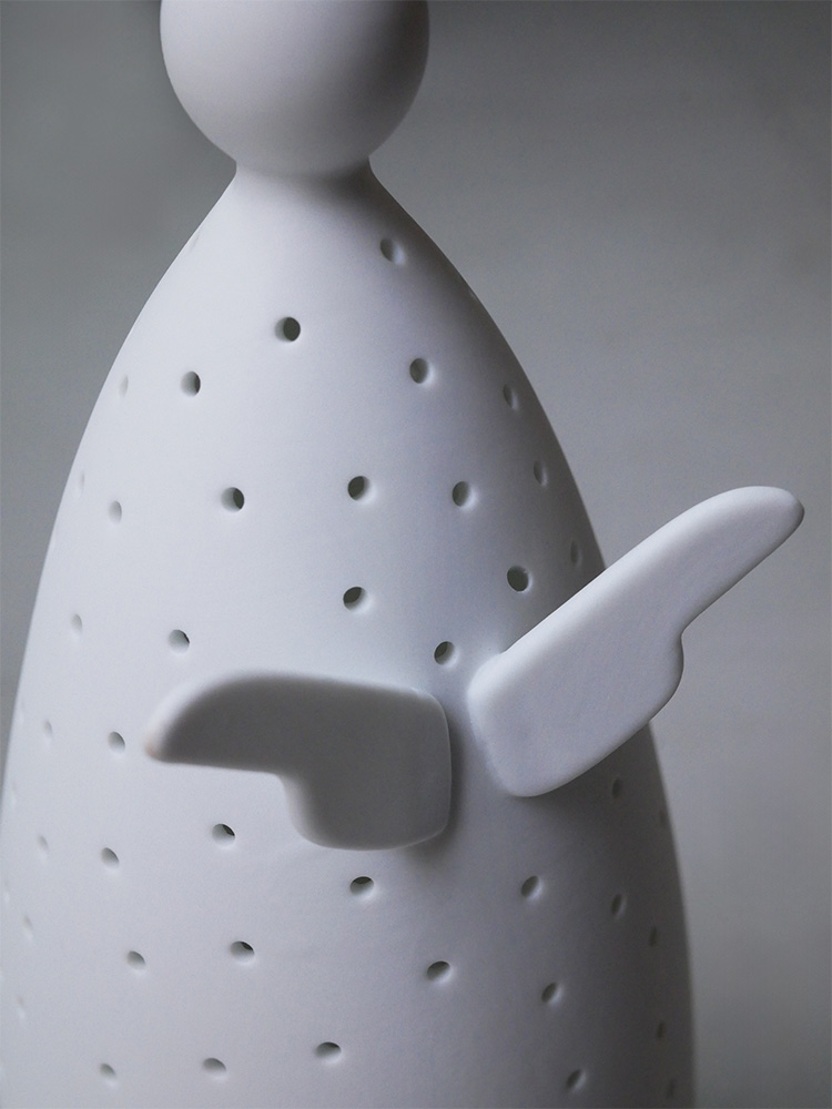 ポルカドット柄の磁器製天使フィギュア