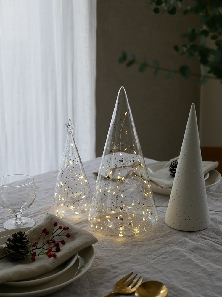 LEDガラスクリスマスツリーに飾られたオーナメントとライト