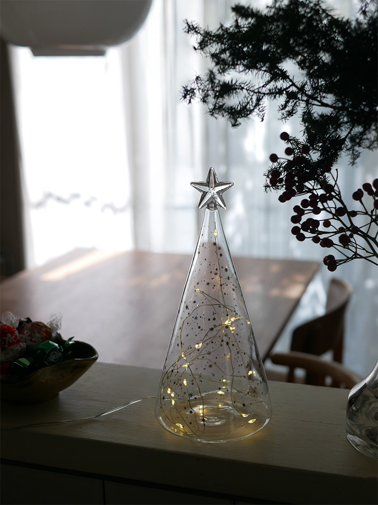 シルバーのLEDガラスクリスマスツリーオーナメント、クリスマスライトと装飾が施されたホリデーデコレーション