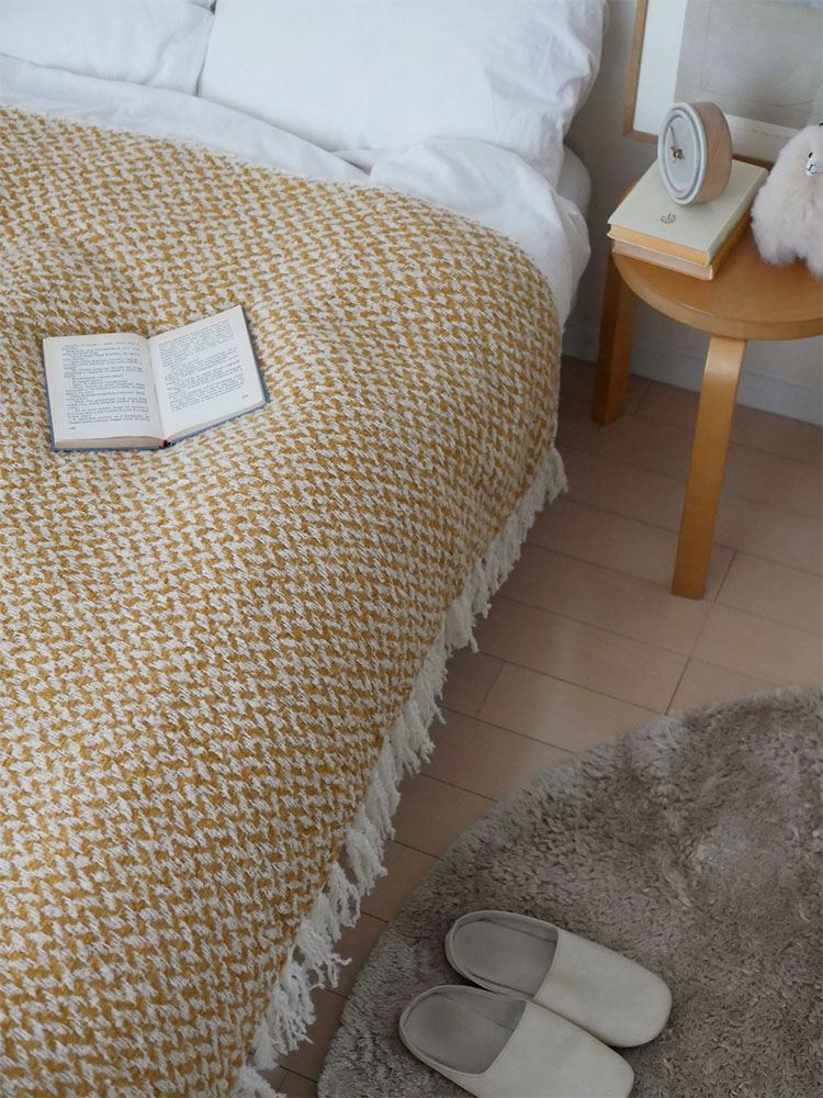 shesay（シセイ）のナチュラルブラウンウールブランケットが美しく織り込まれた質感で展示されている画像