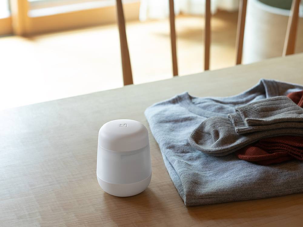 円筒形のプラスマイナスゼロ毛玉クリーナー、プラスチック素材でホワイトカラー