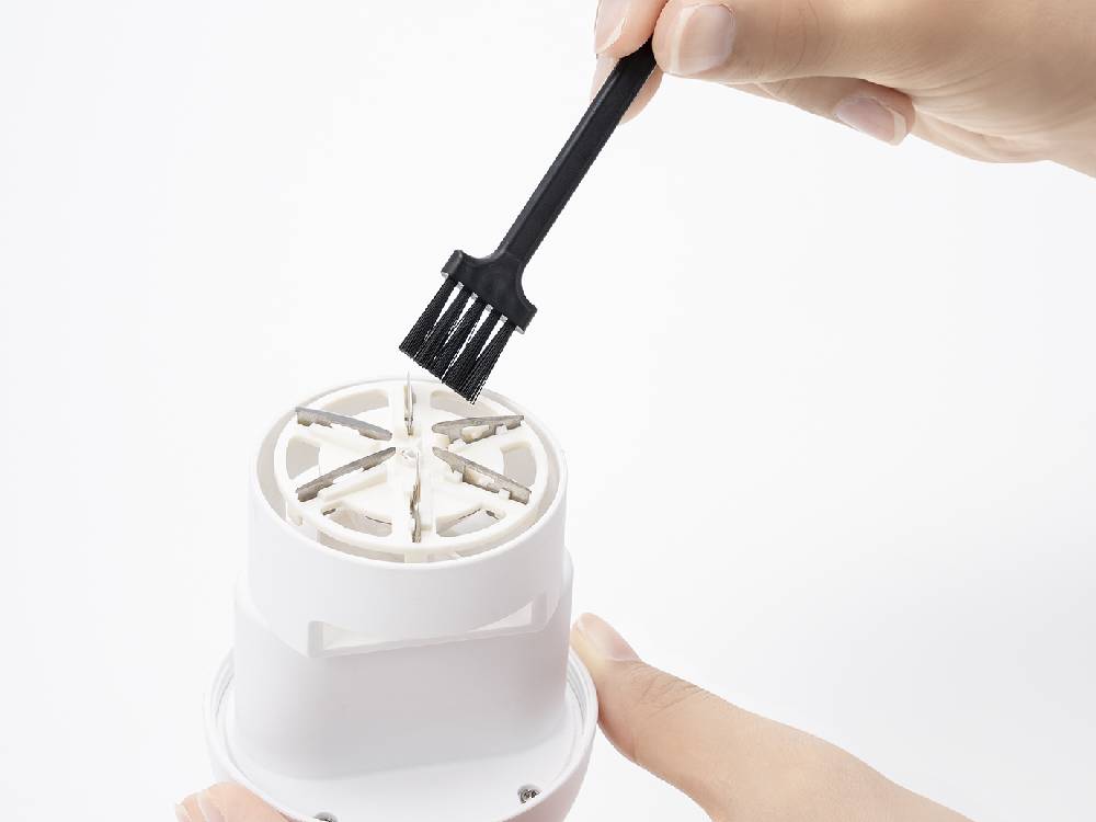 プラスマイナスゼロ毛玉クリーナーの白色本体。コンパクトなデザインでUSB Type-C充電に対応した小型家庭用毛玉取り機