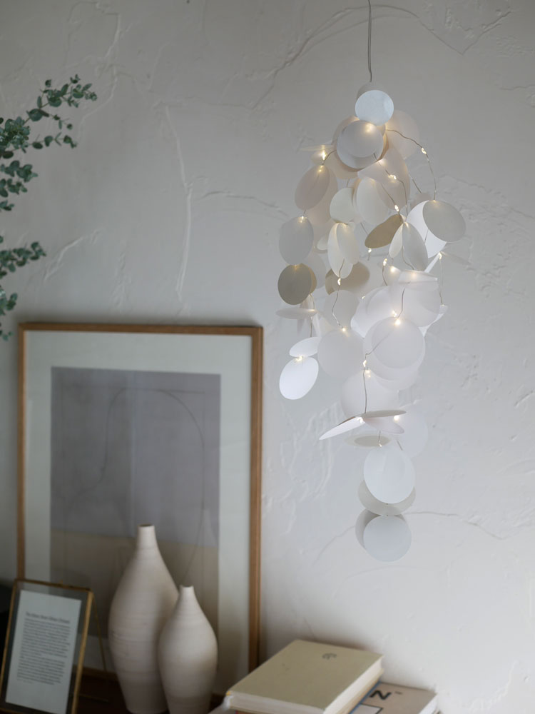 rader製Moon Light Tallシャンデリア。自然素材のランプシェードを備えた約50cmの照明器具