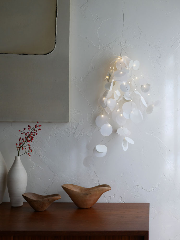 raderレダーのMoon Light Tall、紙とLEDを使用した高さ約50cmのシャンデリア型ライト