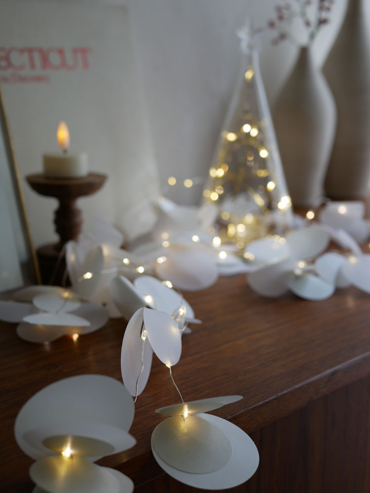 レダー製シルバーカラーのクリスマスオーナメント「Moon Light Tall」、LED照明付き