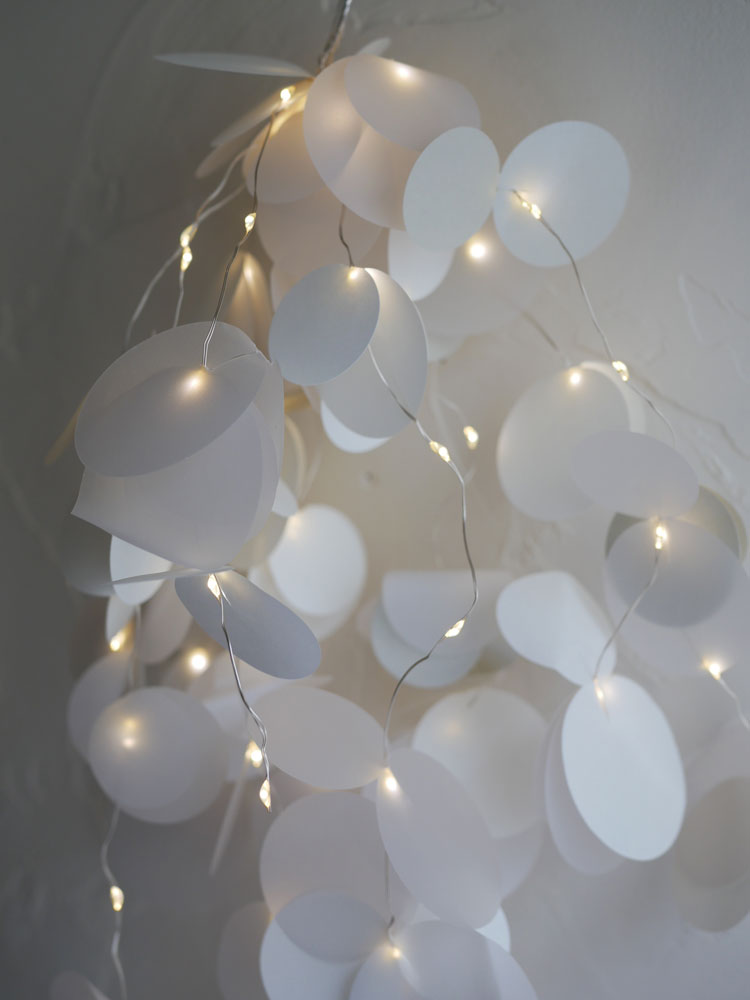 銀色の紙製LED装飾ライト「Moon Light Tall」