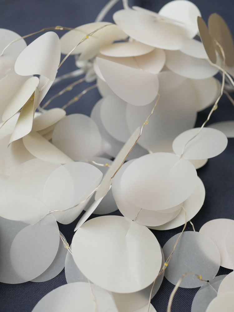 自然素材とLEDを使用した紙製シャンデリア「Moon Light Tall」。パーティー向けのナチュラルな装飾照明