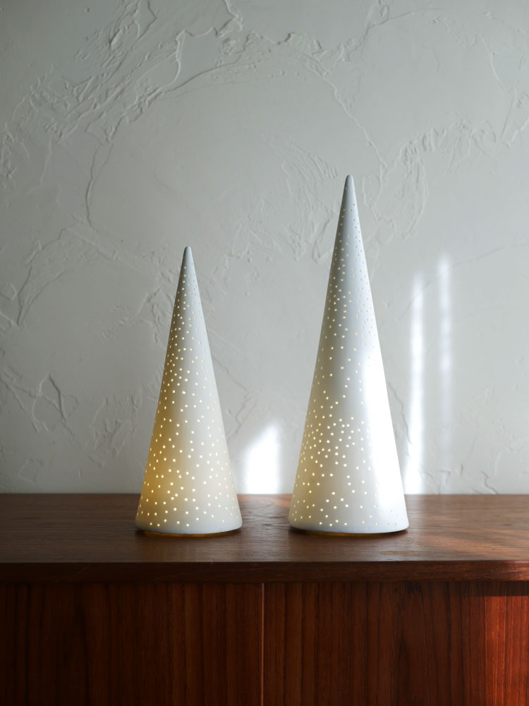 シルバーのコーン型LEDライトフィクスチャー「Light forest LED」