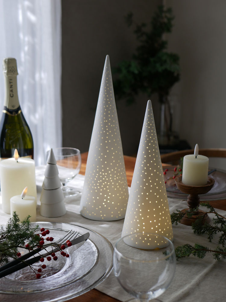 【rader/レダー】Light forest LEDクリスマスオーナメント。ガラス製のコーン型にLED照明が施され、クリスマスツリーを彩る装飾品