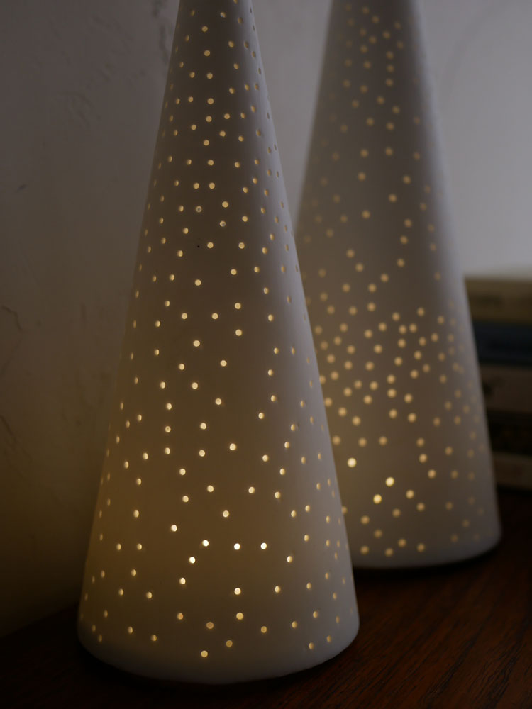 クリスマスツリーとクリスマスライトが装飾されたコーン型のLED照明ランプ