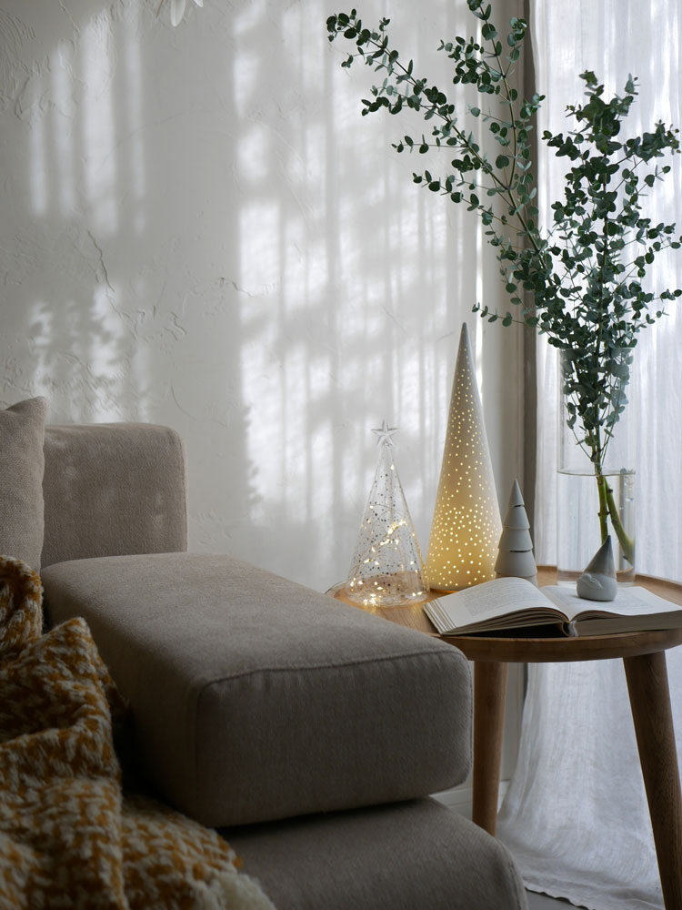 リビングルームに配置された【rader/レダー】Light forest LEDランプと緑の植物が調和したナチュラルインテリア