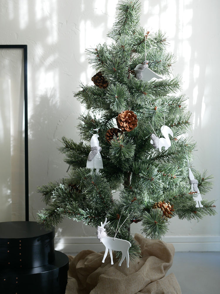 銀色のクリスマスツリーの枝に飾られたオーナメント