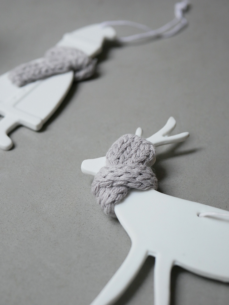 銀色の角を持つ磁器と羊毛で作られた鹿のオーナメント