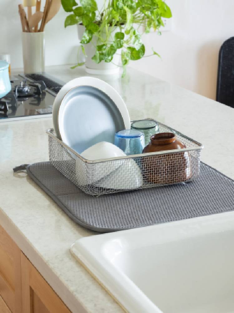bws SELECTIONのすっきり暮らす水切りマット、キッチンで皿や調理器具を乾燥させるポリエステル製マット