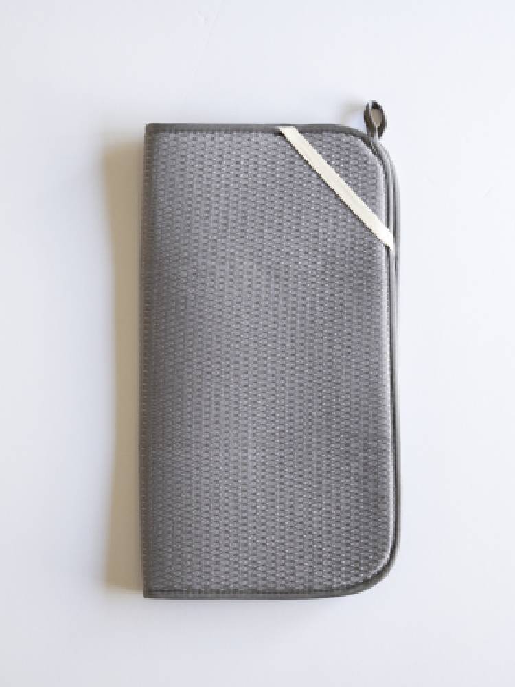 シルバーのジッパーが付いたグレーのレザー製財布とコインパースが収納されたバッグの静物写真