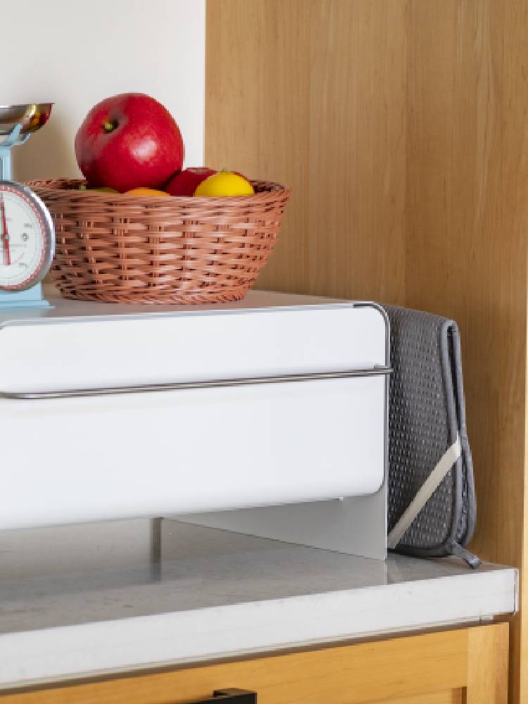 キッチンカウンタートップに置かれたbws SELECTIONのすっきり暮らす水切りマット。背景には木製のキャビネットと引き出しが見える