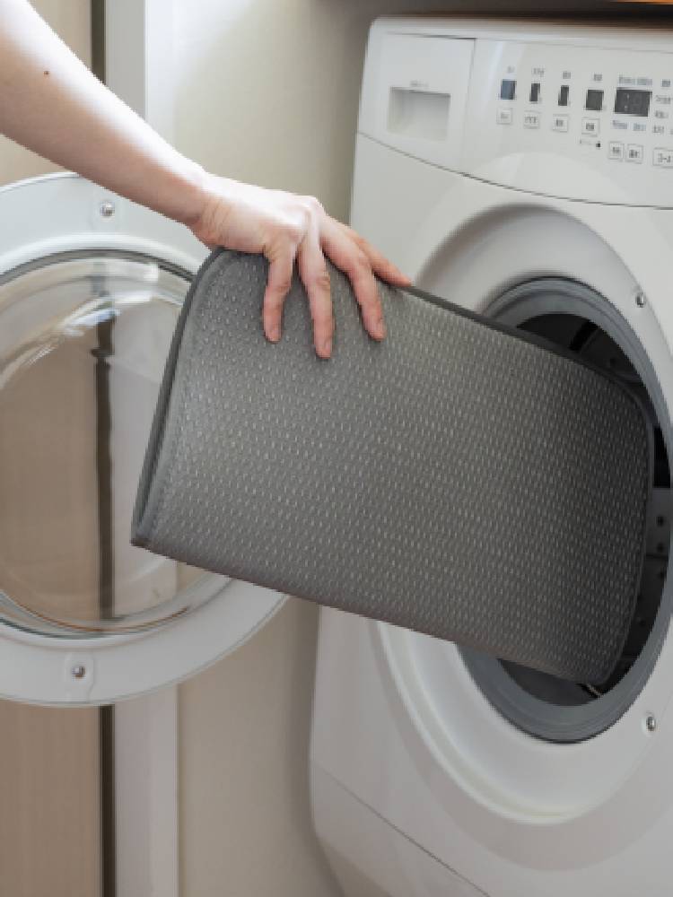 銀色のメッシュ生地で作られたキッチン用の水切りマット【bws SELECTION】