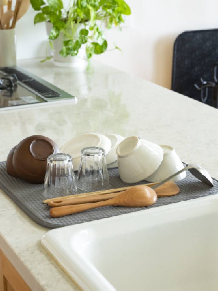 キッチンカウンターに置かれた【bws SELECTION】すっきり暮らす水切りマット