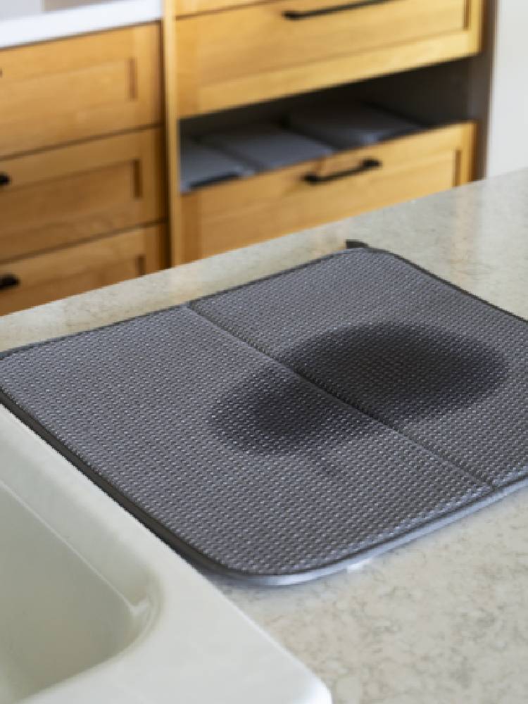 キッチンシンクに置かれたシルバーメッシュのポリエステル製水切りマット