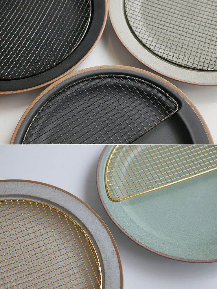 黒酸化網付き半月形の美濃焼陶器プレートに盛り付けられた料理