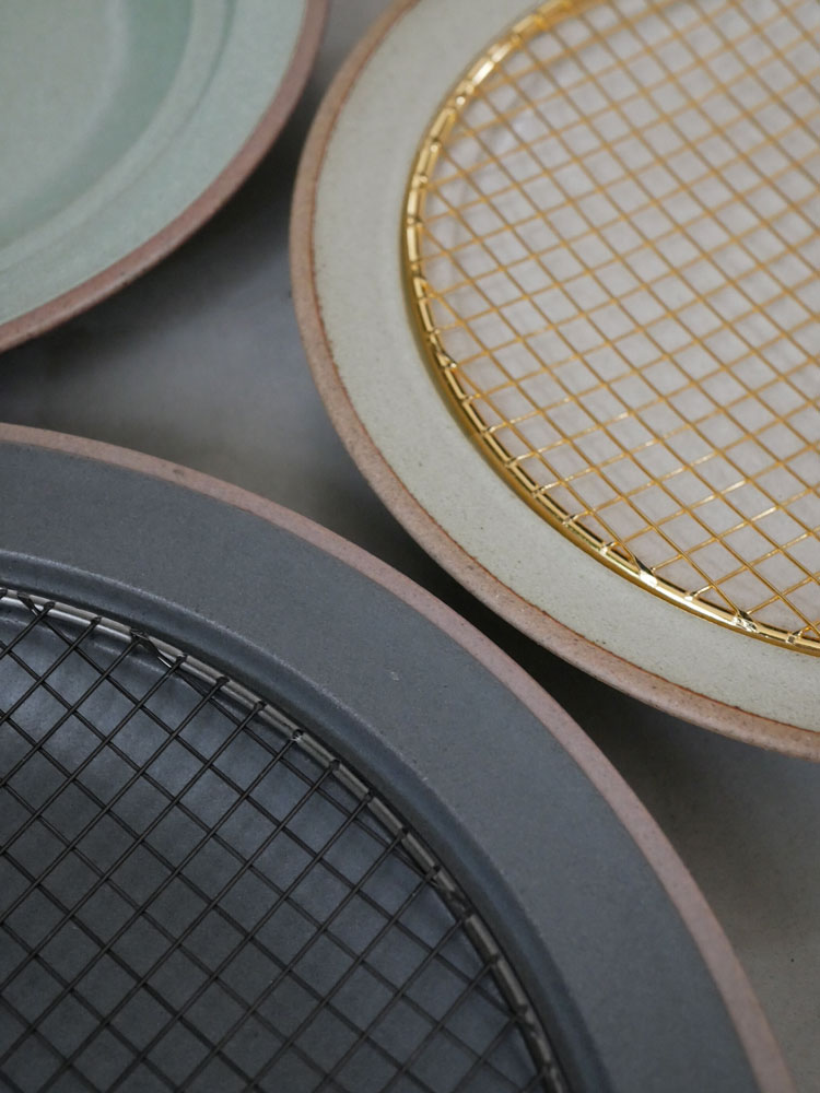 黒酸化網が付いたオーバル形状のプレート「amime」