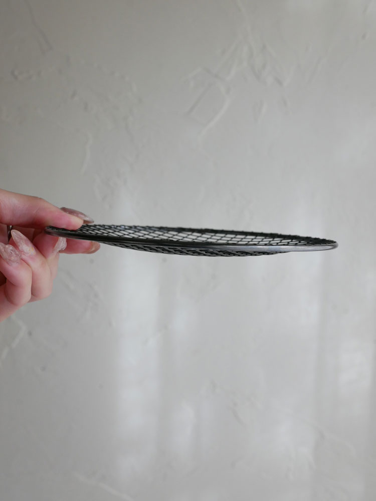 KIKIMEの揚げたてをキープする網付きプレート。銀色のステンレスメッシュが美濃焼の陶器皿にセットされた日本製の商品。