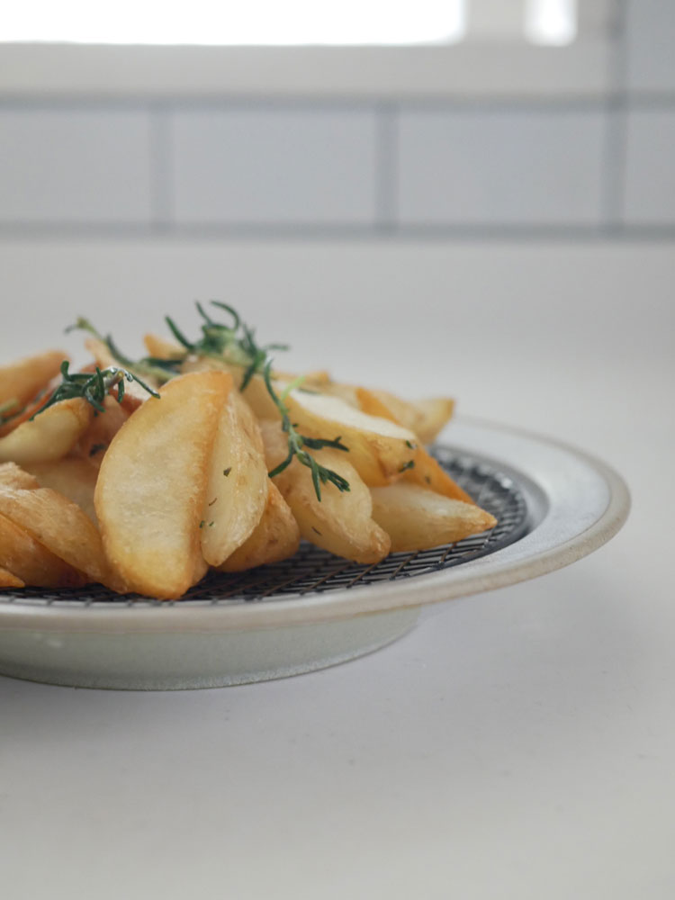 揚げたてポテトウェッジを盛った網付きプレートと食器
