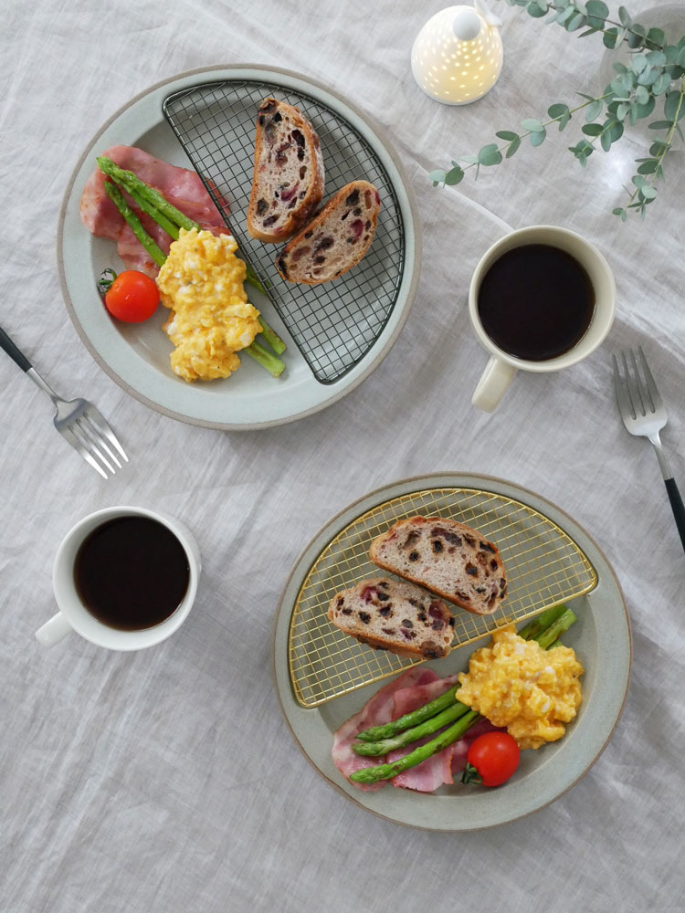 キキメ amime網付きプレートにパンが盛られた朝食テーブル