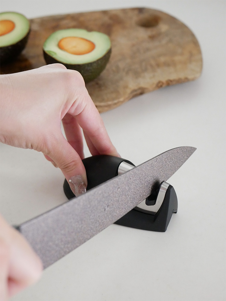 協和工業のストーンバリア包丁ライトタイプとシャープナーのセットが並んでいるキッチン用品