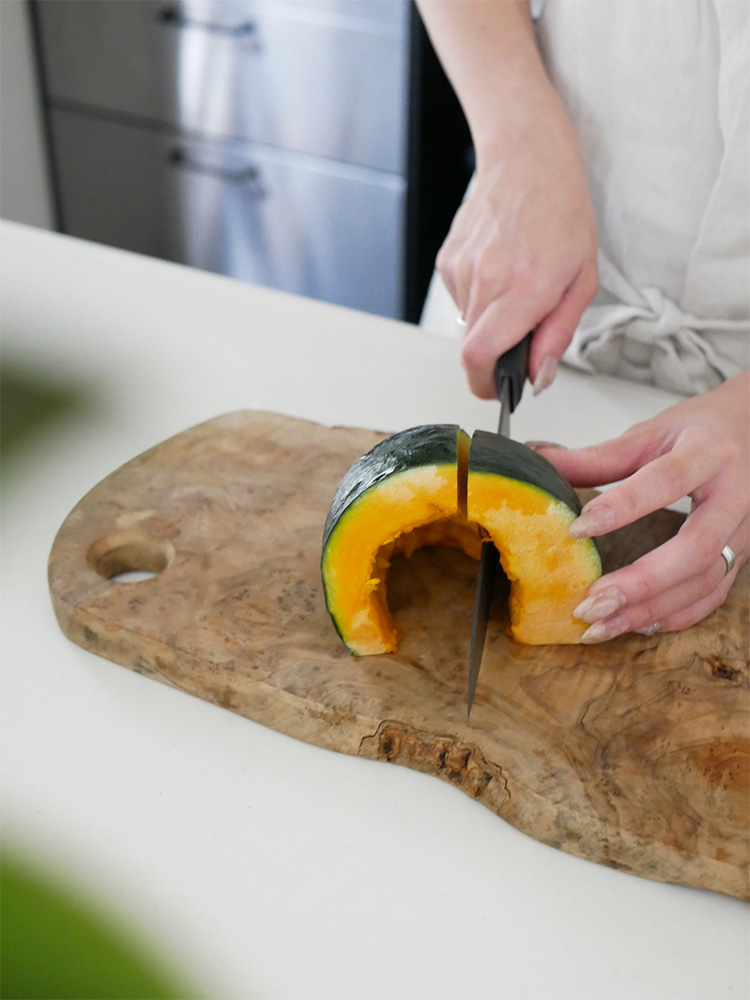 協和工業のストーンバリア包丁ライトタイプとシャープナーがカッティングボード上に置かれ、周囲に野菜や果物が配置されている様子