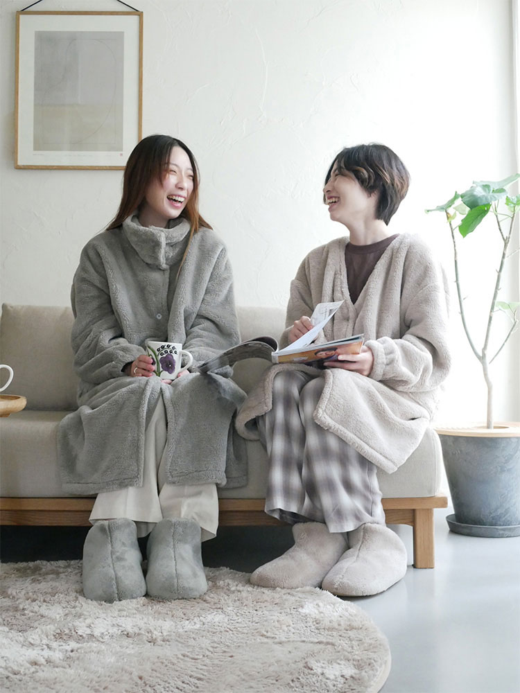 Le bois（ルボア）のポリエステル製ルームウエアセット。着る毛布、ルームカーディガン、ルームシューズが並んだ冬用の快適な寝具コーディネート