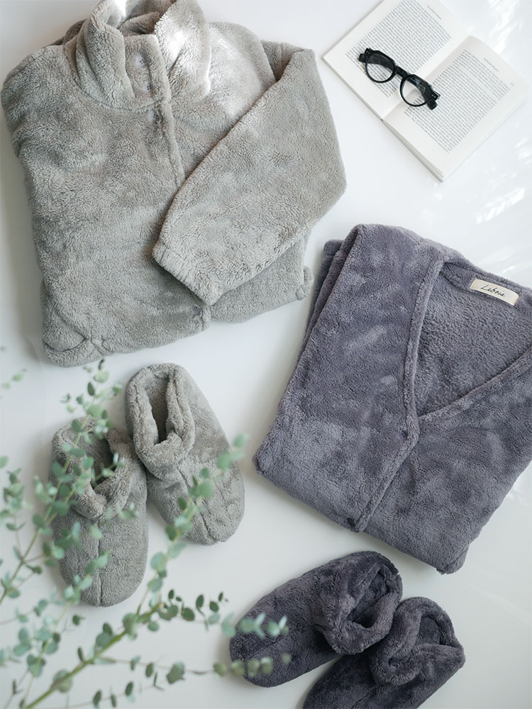 ルボアの白いウールフードカーディガン、襟と模様が特徴的なテキスタイル製品