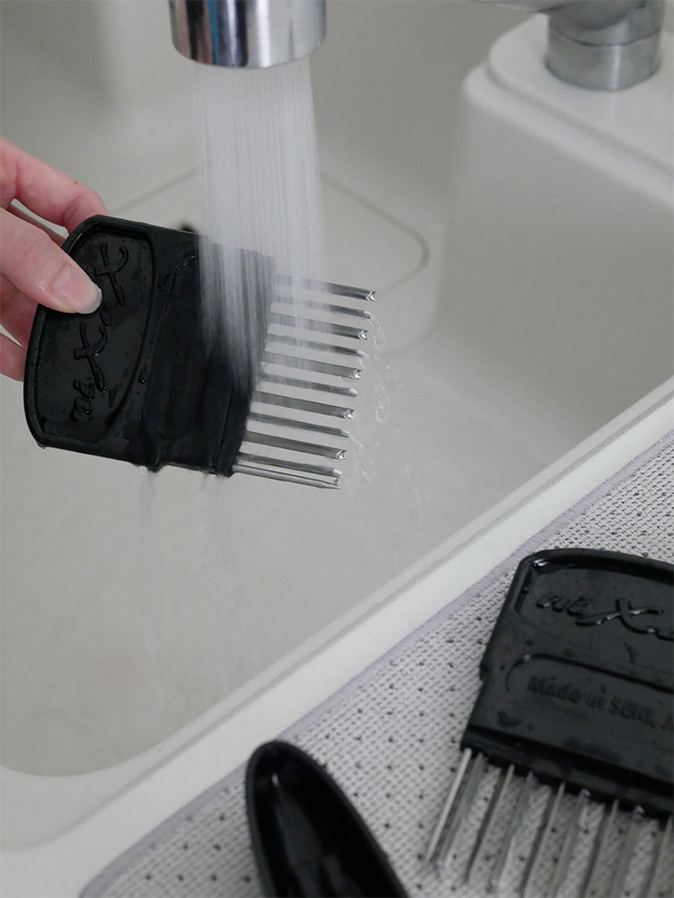 協和工業のニクサスプロ肉用柔軟器具がシンクと蛇口の隣に置かれているキッチン用品