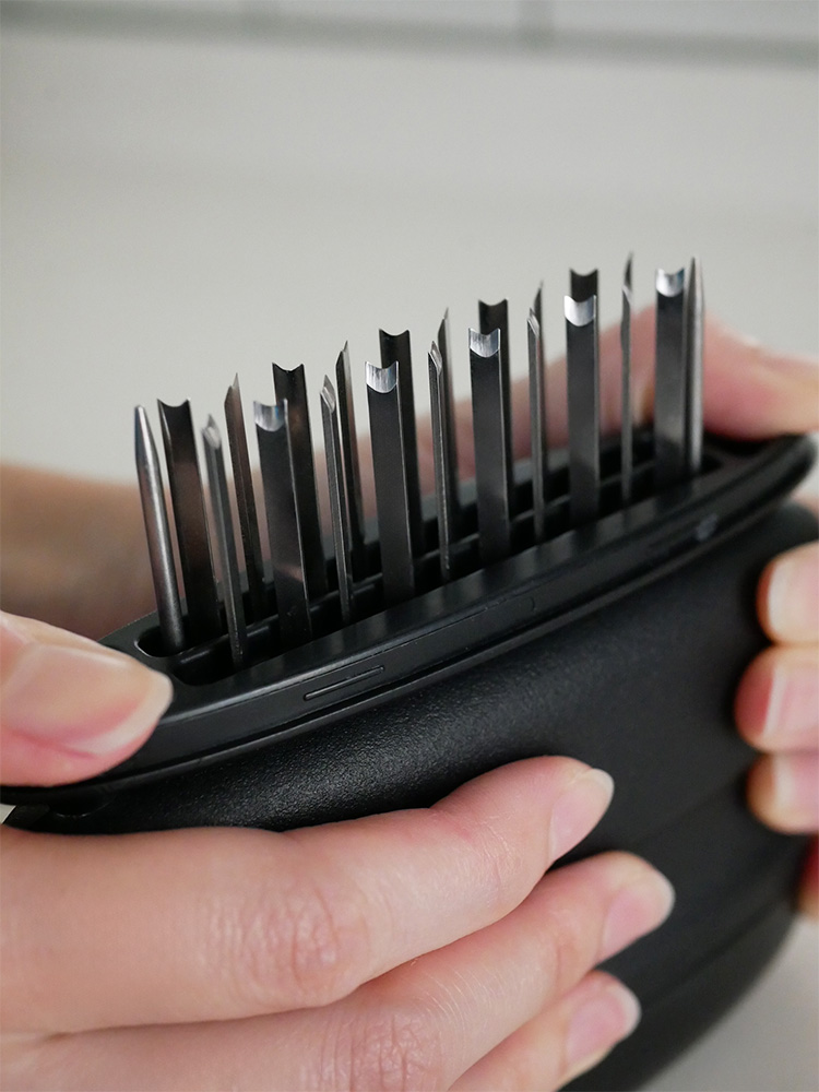 協和工業の電動肉柔らかくするデバイス「ニクサスプロ」のステンレス鋼ブレードとABS樹脂製本体、電源ケーブルが付属した製品の外観