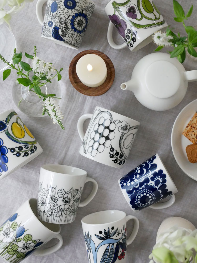 アラビアデザインの青と白の磁器製マグカップ