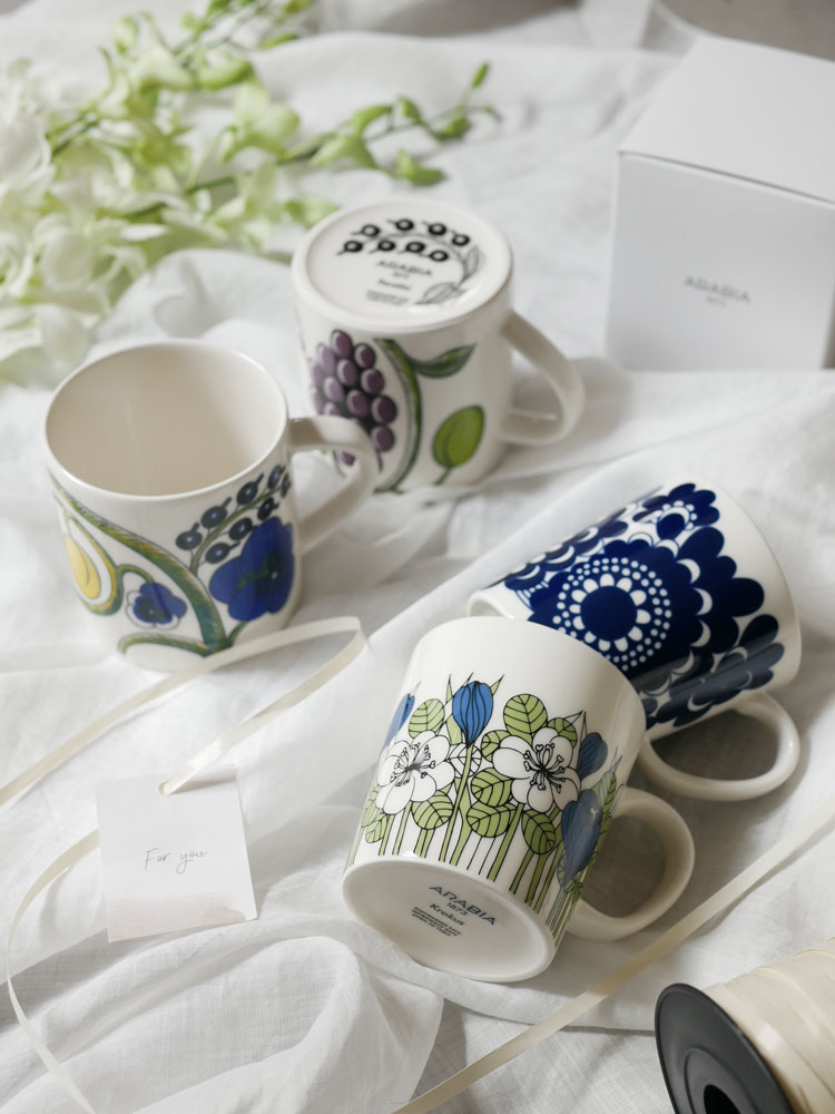 アラビアデザインの磁器製マグカップが複数並べられた画像