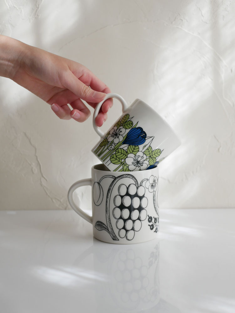 アラビアデザインマグシリーズの磁器製マグカップ