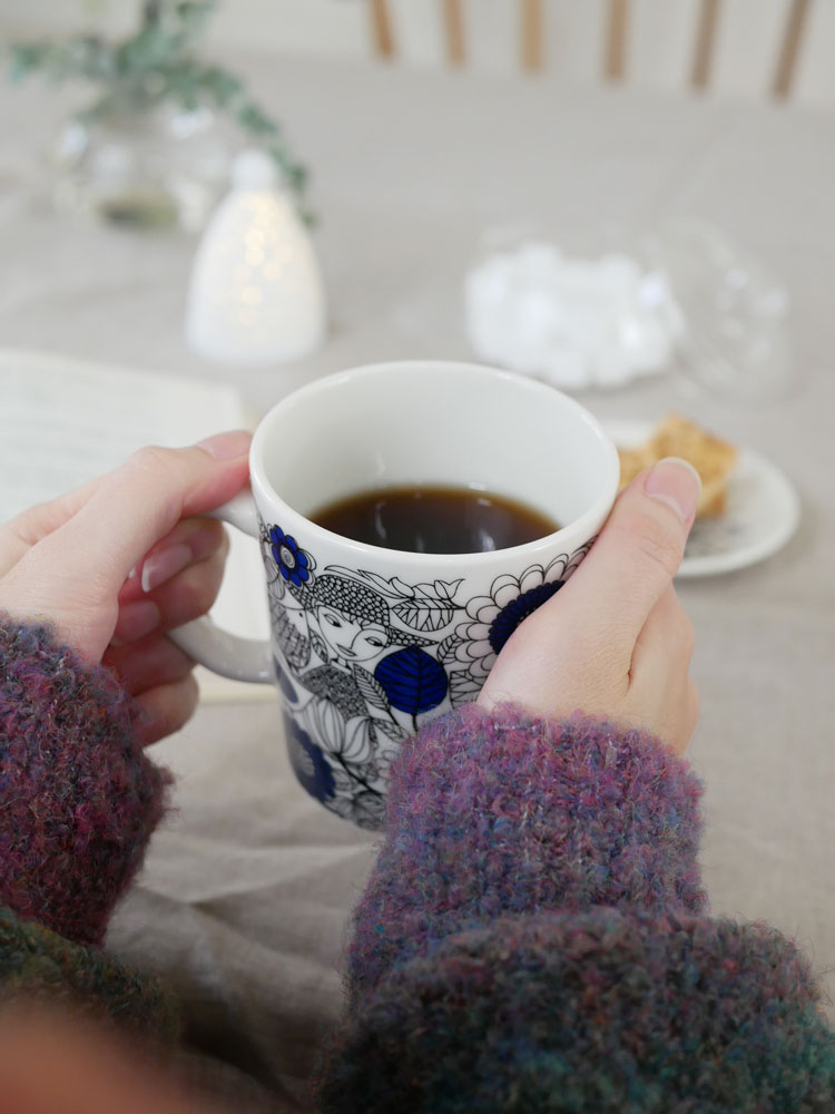 アラビアデザインマグシリーズの磁器製コーヒーマグカップ