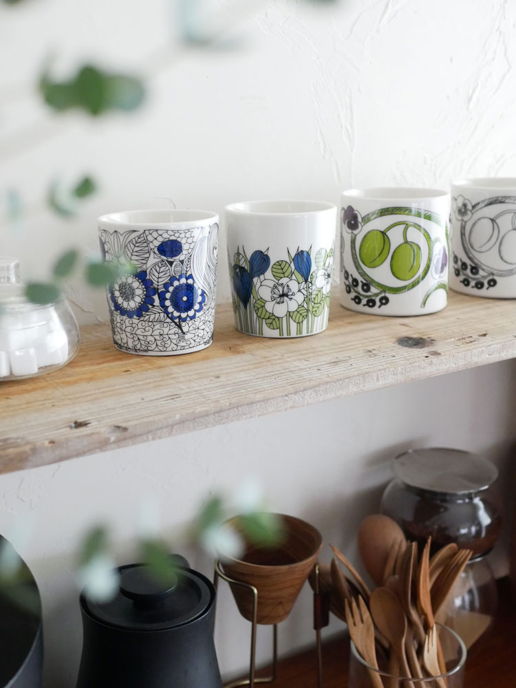 アラビアデザインマグシリーズの磁器製カップが並んだテーブルウェアの写真