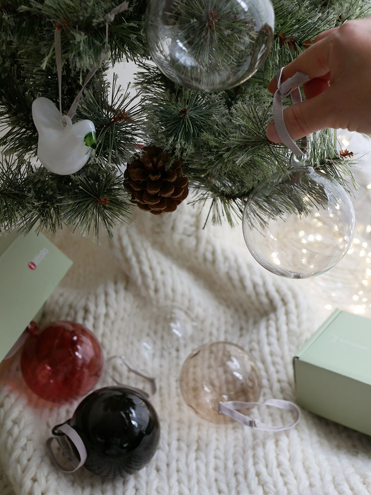 イッタラ製の無鉛ガラスクリスマスオーナメントセットが飾られたクリスマスツリー