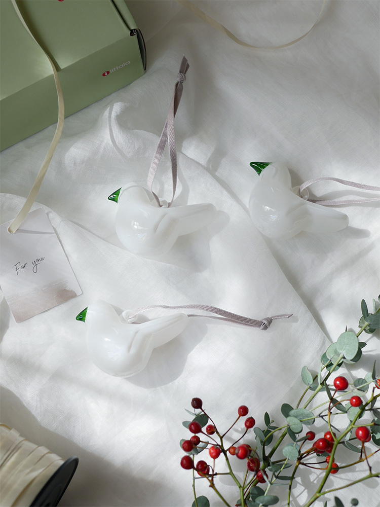 イッタラの無鉛ガラスオーナメントセット。クリア、グレー、ホワイトのガラスボールとガラスバードが含まれた装飾用セット