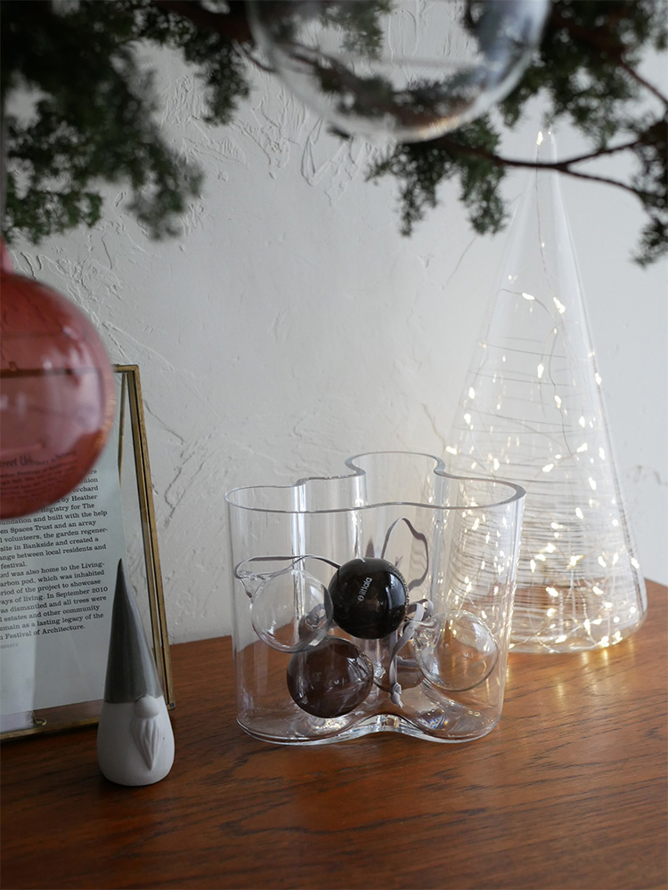 イッタラ製無鉛ガラスオーナメントセットの透明な球体が美しく並べられた静物写真