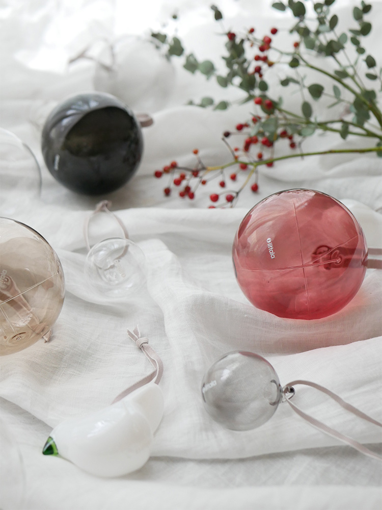 イッタラ製ピンクの無鉛ガラスクリスマスオーナメント球セット。透明感のある自然素材を使用したホリデー装飾用の銀色アクセント付き飾り