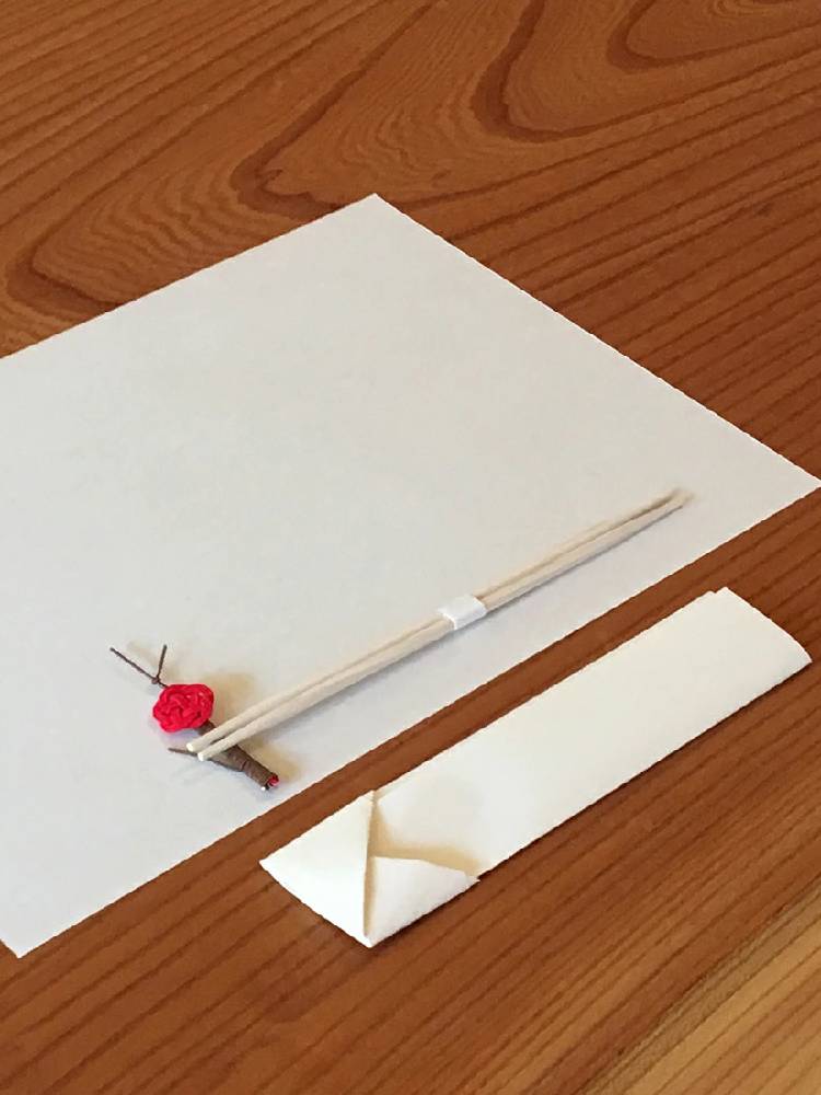 箸置き付き祝箸「松竹梅」のセット。伝統的なデザインの箸と美しい箸置きが揃った日本製の高級品です。